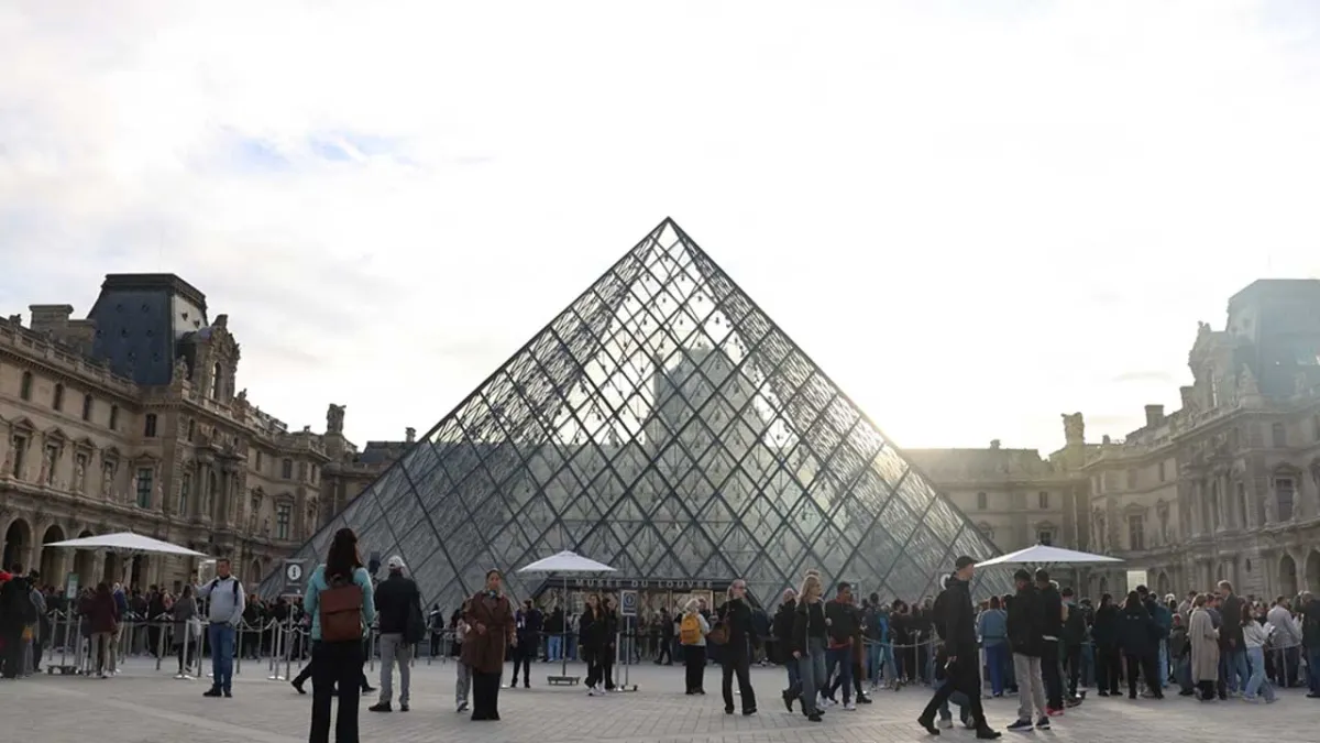 Louvre Müzesi’ndeki “taç mücevherleri” soygununda iki şüpheli suçunu itiraf etti haberinin görseli