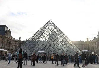 Louvre Müzesi’ndeki “taç mücevherleri” soygununda iki şüpheli suçunu itiraf etti