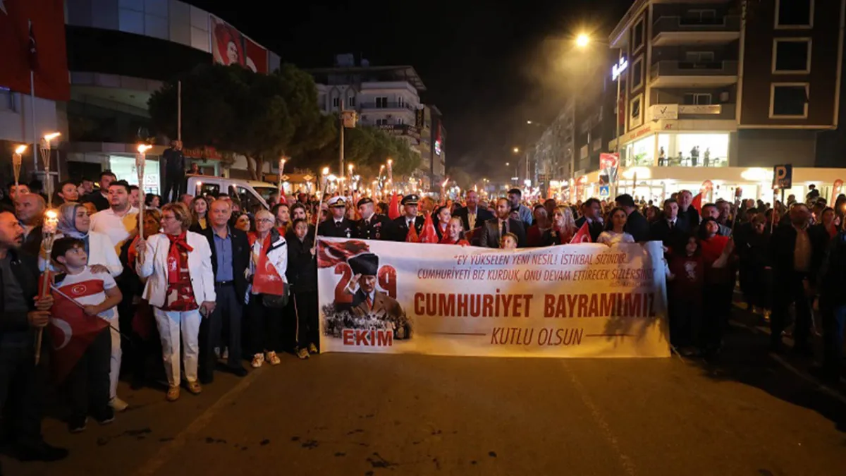 Menderes’te cumhuriyetin 102. yılı büyük coşkuyla kutlandı haberinin görseli