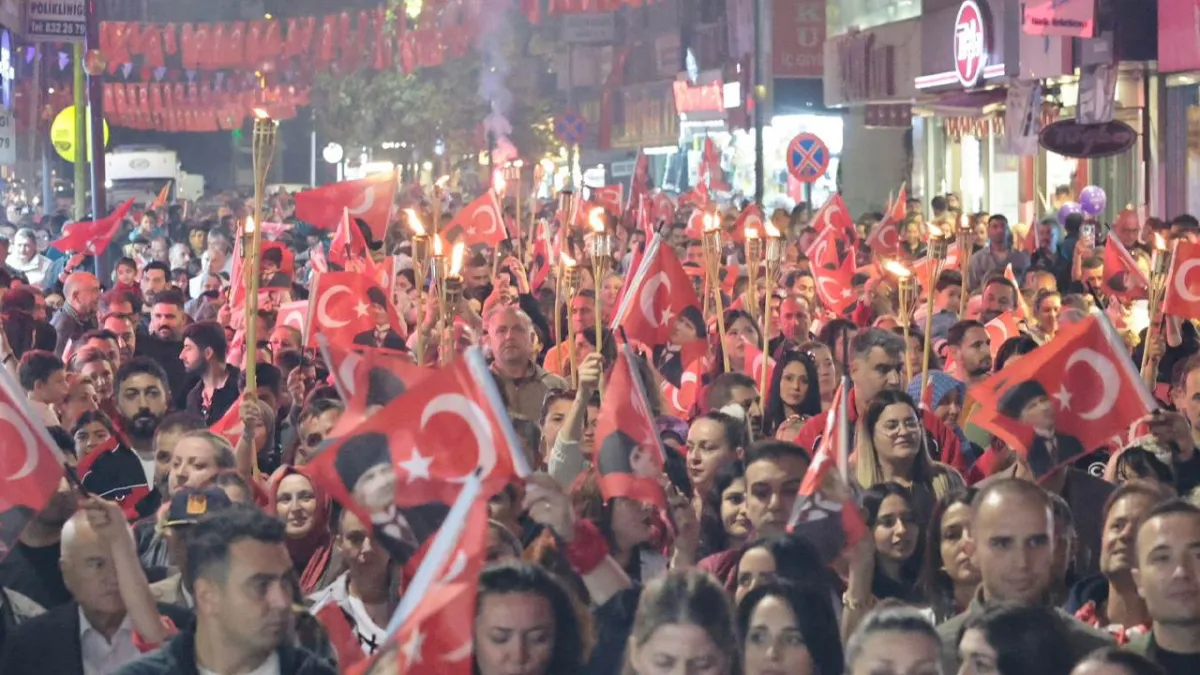 Menemen’de cumhuriyet coşkusu: Binlerce vatandaş 102. yıl için tek yürek oldu haberinin görseli