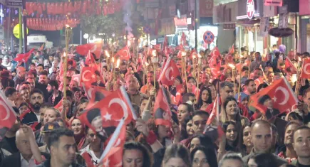 Menemen’de cumhuriyet coşkusu: Binlerce vatandaş 102. yıl için tek yürek oldu