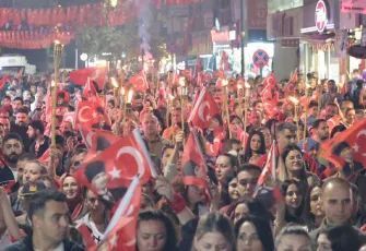 Menemen’de cumhuriyet coşkusu: Binlerce vatandaş 102. yıl için tek yürek oldu