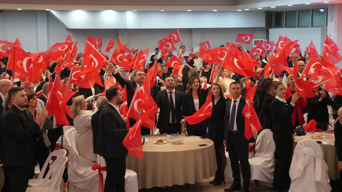 Seferihisar’da Cumhuriyet’in 102. yılı siyah-beyaz bir geceyle kutlandı haberinin görseli