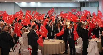 Seferihisar’da Cumhuriyet’in 102. yılı siyah-beyaz bir geceyle kutlandı