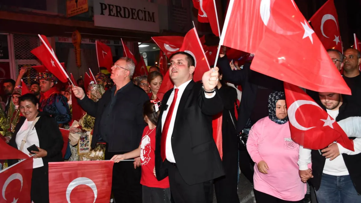 Torbalı’da Cumhuriyet Bayramı kutlamaları: Binlerce vatandaş fener alayında buluştu haberinin görseli