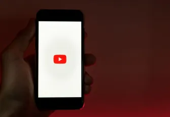 YouTube TV ekranına QR kodla şok alışveriş devrimi! Rakip tanımayacak yapay zeka hamlesi