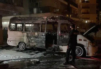 Aydın'da minibüs durduğu yerde yandı