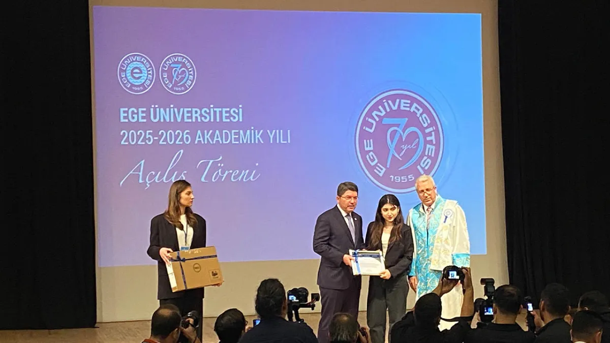 Bakan Tunç, Ege Üniversitesiakademik yıl açılışında öğrencilerle bir araya geldi haberinin görseli