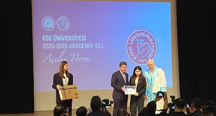 Bakan Tunç, Ege Üniversitesiakademik yıl açılışında öğrencilerle bir araya geldi