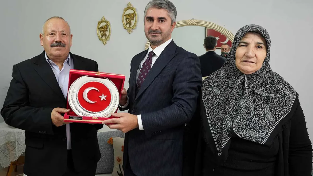 Bakan yardımcısından, İzmir'de şehit ailesine ziyaret haberinin görseli