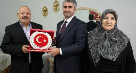 Bakan yardımcısından, İzmir'de şehit ailesine ziyaret