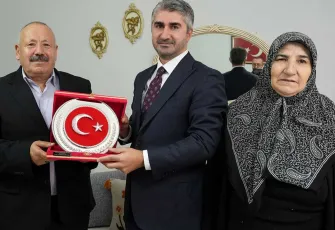 Bakan yardımcısından, İzmir'de şehit ailesine ziyaret