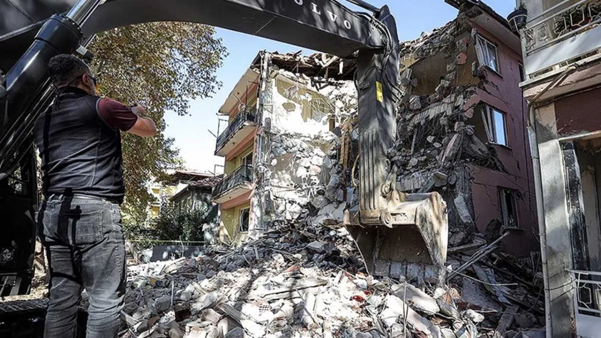 Balıkesir'de 6.1 büyüklüğündeki depremden sonra ağır hasarlı binalar yıkılıyor haberinin görseli