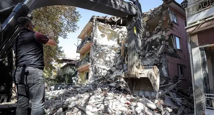 Balıkesir'de 6.1 büyüklüğündeki depremden sonra ağır hasarlı binalar yıkılıyor