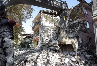 Balıkesir'de 6.1 büyüklüğündeki depremden sonra ağır hasarlı binalar yıkılıyor