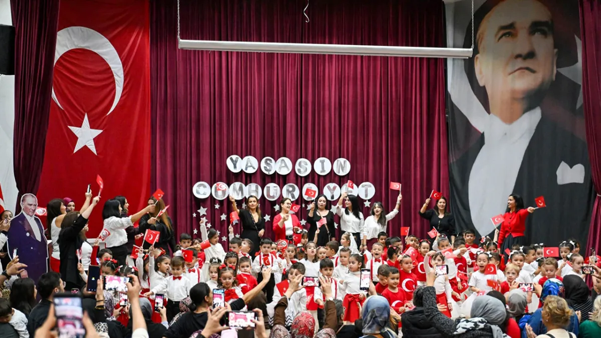 Bornovalı çocuklar Cumhuriyet Bayramı’nı coşkuyla kutladı haberinin görseli