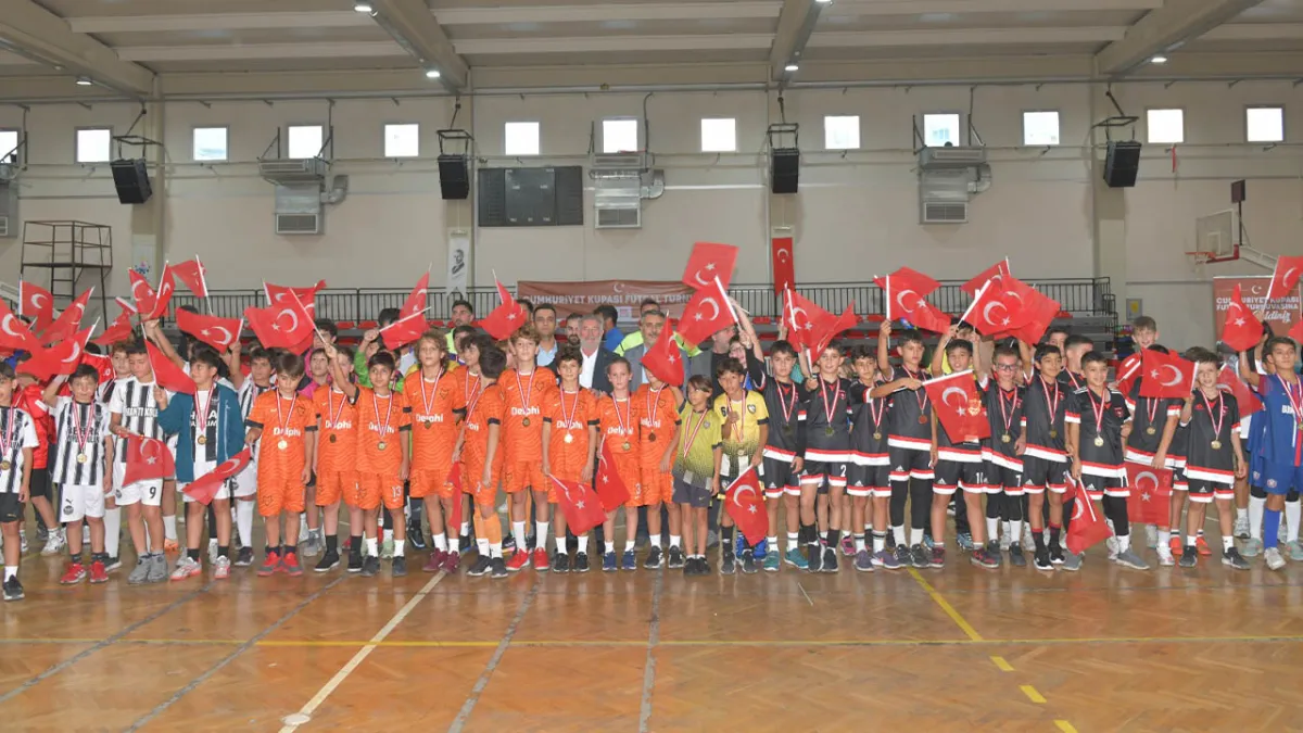 Çiğli’de cumhuriyet coşkusu Futsal Turnuvası ile taçlandı haberinin görseli