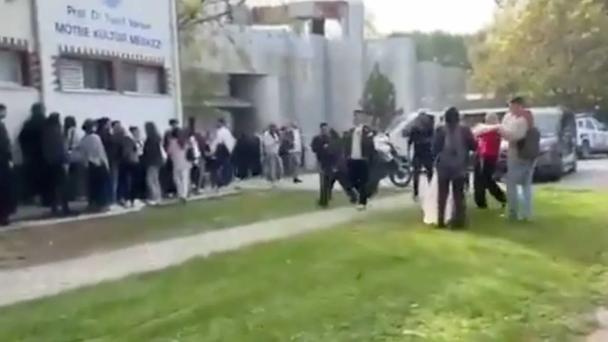 Ege Üniversitesi’ne gelen bakan Tunç’a tepki gösteren gençler gözaltına alındı haberinin görseli