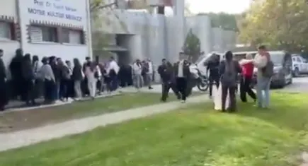 Ege Üniversitesi’ne gelen bakan Tunç’a tepki gösteren gençler gözaltına alındı