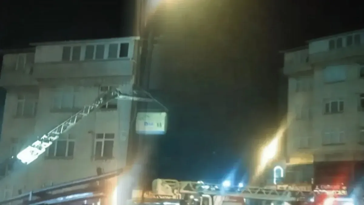 Gebze'de çöken binanın yanındaki binadan çıtırtı sesleri geldi! haberinin görseli