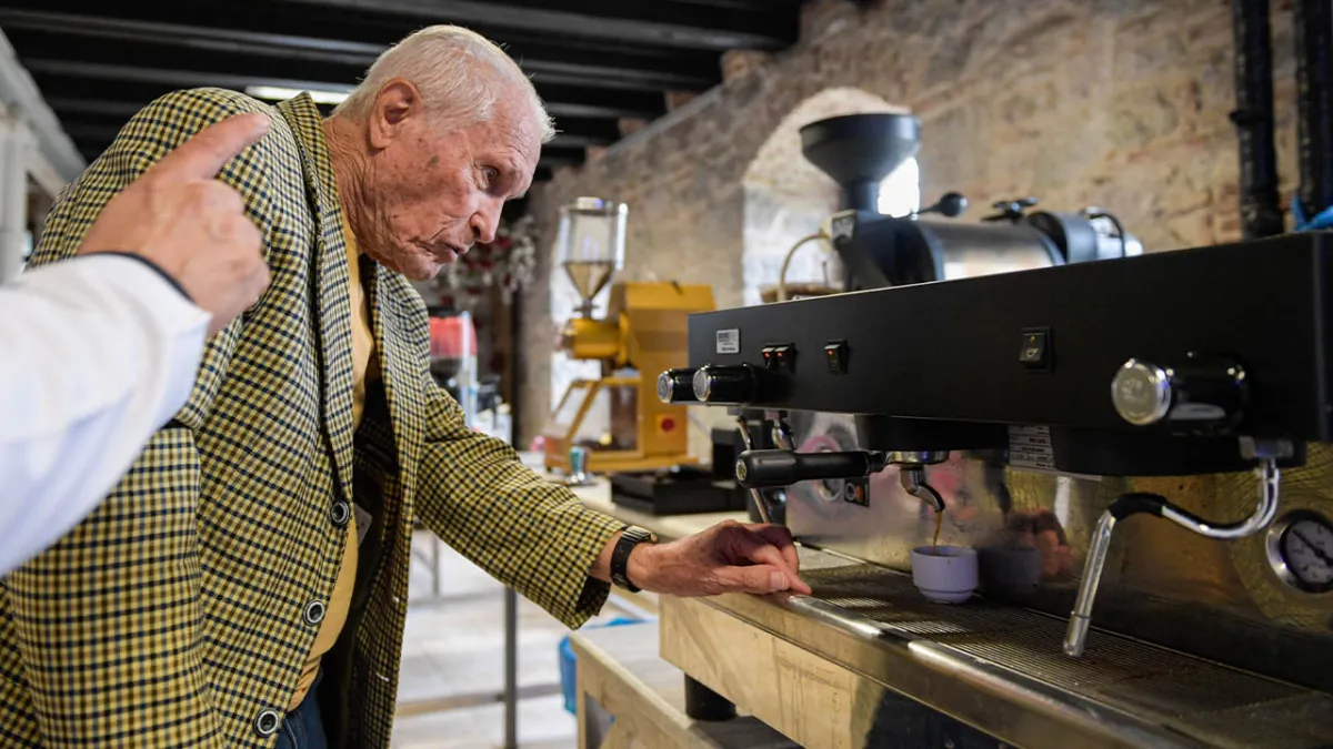 İzmir’de ileri yaş bireylere barista eğitimi haberinin görseli