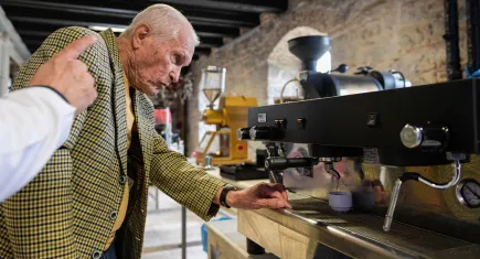 İzmir’de ileri yaş bireylere barista eğitimi