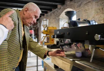 İzmir’de ileri yaş bireylere barista eğitimi