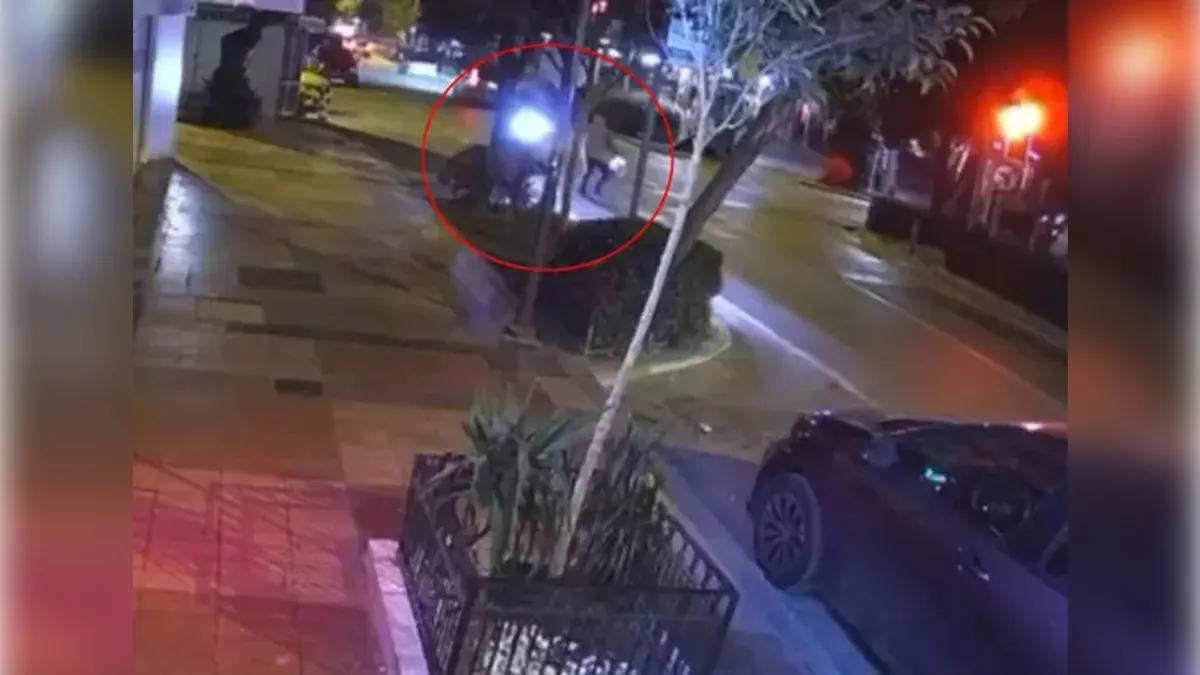 İzmir haber: Konak'ta motosiklet yayaya çarptı haberinin görseli