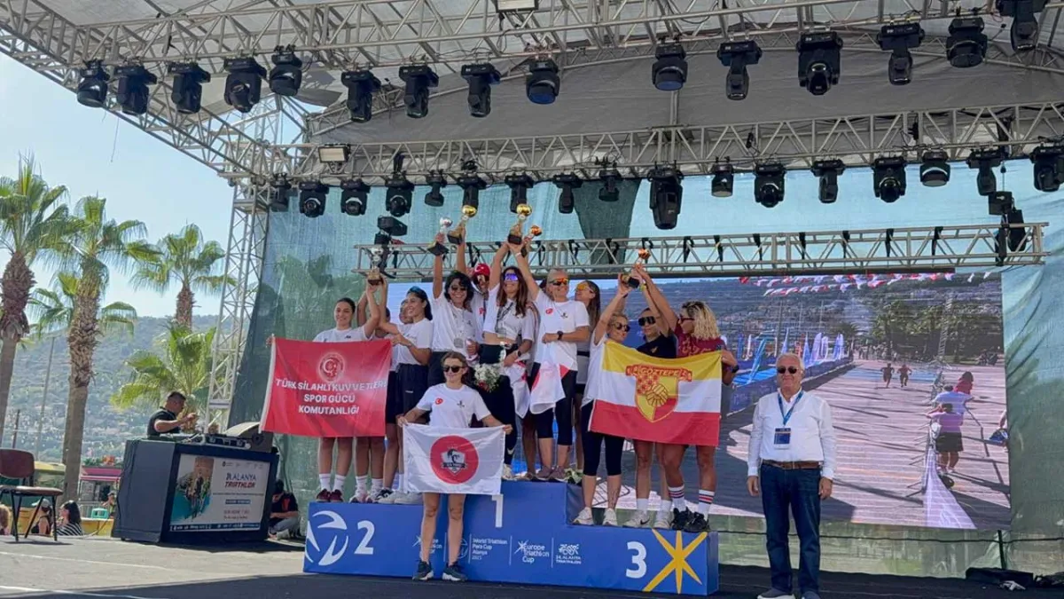 İzmir’in Cumhuriyet kadınları, triatlon’a damga vurdu  haberinin görseli