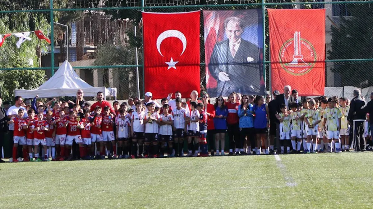 Karşıyaka’da futbolun yıldızları Cumhuriyet Kupası için sahaya çıktı haberinin görseli