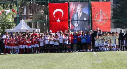 Karşıyaka’da futbolun yıldızları Cumhuriyet Kupası için sahaya çıktı