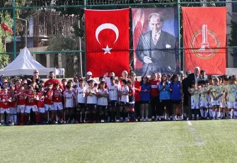 Karşıyaka’da futbolun yıldızları Cumhuriyet Kupası için sahaya çıktı