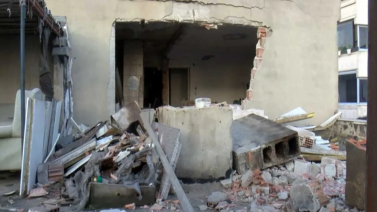 Küçükçekmece'de termosifon patladı: 2 yaralı, ev kullanılamaz hale geldi haberinin görseli