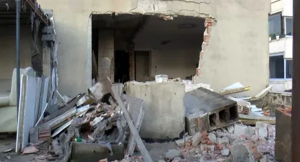 Küçükçekmece'de termosifon patladı: 2 yaralı, ev kullanılamaz hale geldi