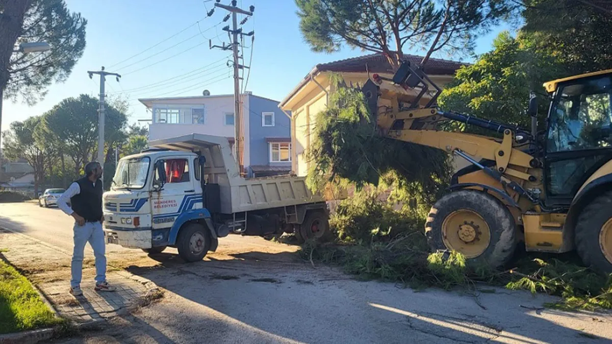 Menderes’te bahçe ve mobilya atıkları temizliği haberinin görseli