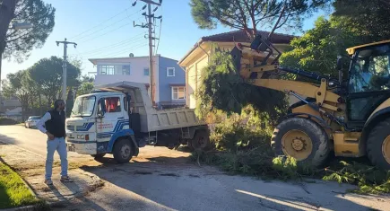 Menderes’te bahçe ve mobilya atıkları temizliği