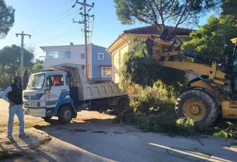 Menderes’te bahçe ve mobilya atıkları temizliği