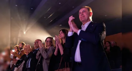 ‘Cadı Kazanı’ İzmir’de ayakta alkışlandı: Başkan Tugay sahneye çıkıp tebrik etti