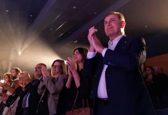 ‘Cadı Kazanı’ İzmir’de ayakta alkışlandı: Başkan Tugay sahneye çıkıp tebrik etti