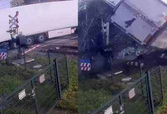 Hollanda'da korkunç kaza! Raylarda mahsur kalan TIR'a yolcu treni çarptı