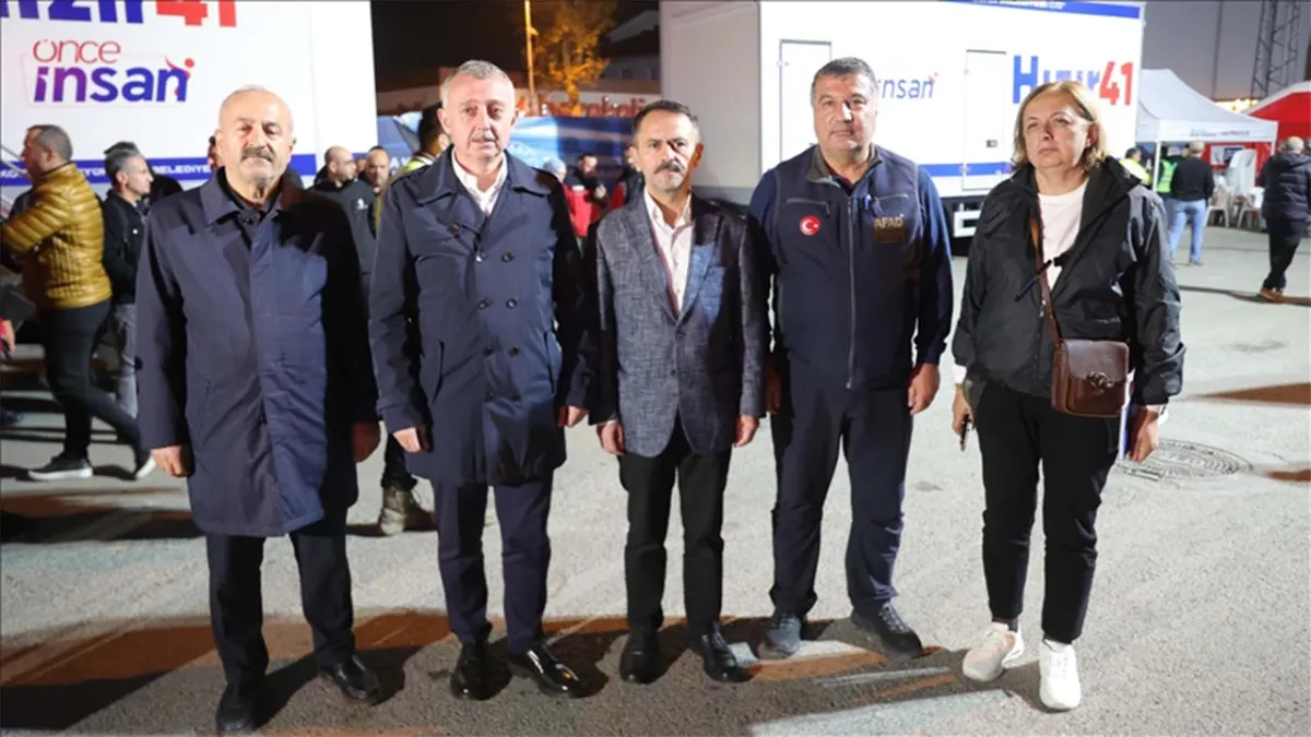 Kocaeli’de çöken apartman bölgesinde incelemeler sürüyor: 252 kişi tahliye edildi haberinin görseli