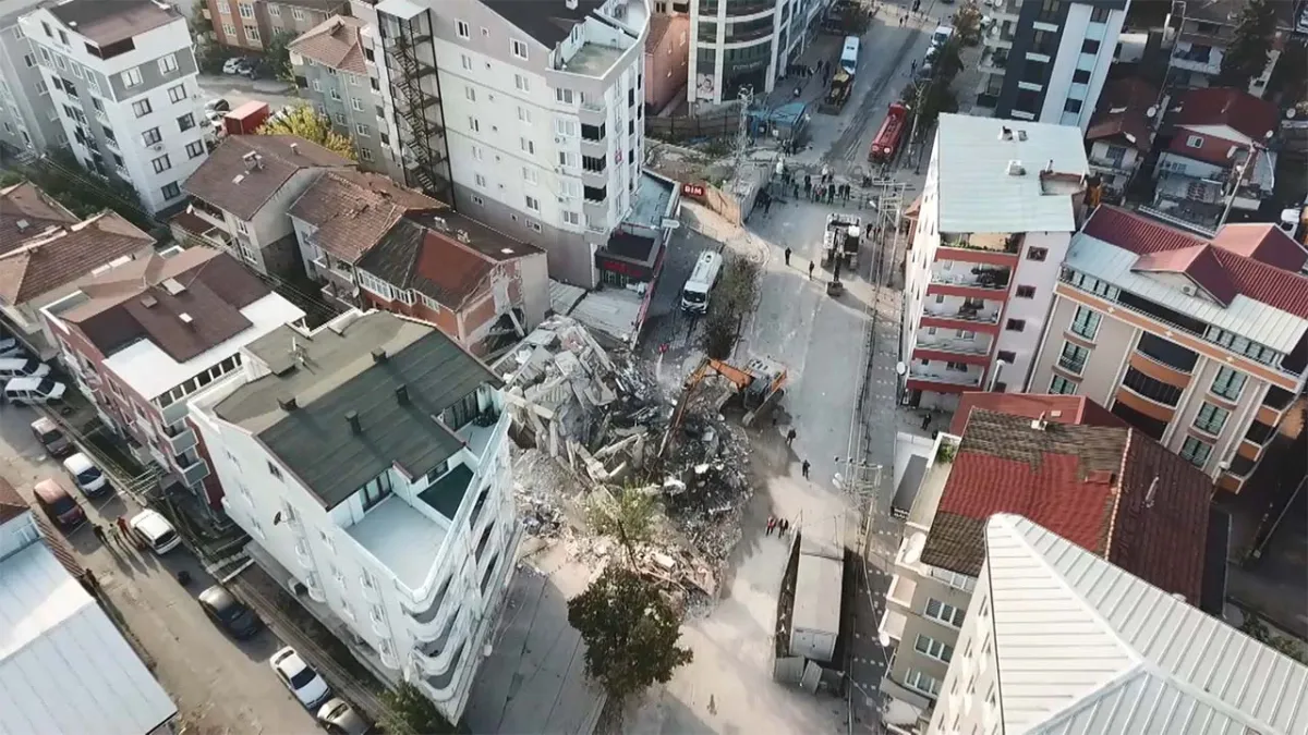 Kocaeli’de yıkılan binaya ilişkin kritik açıklama haberinin görseli