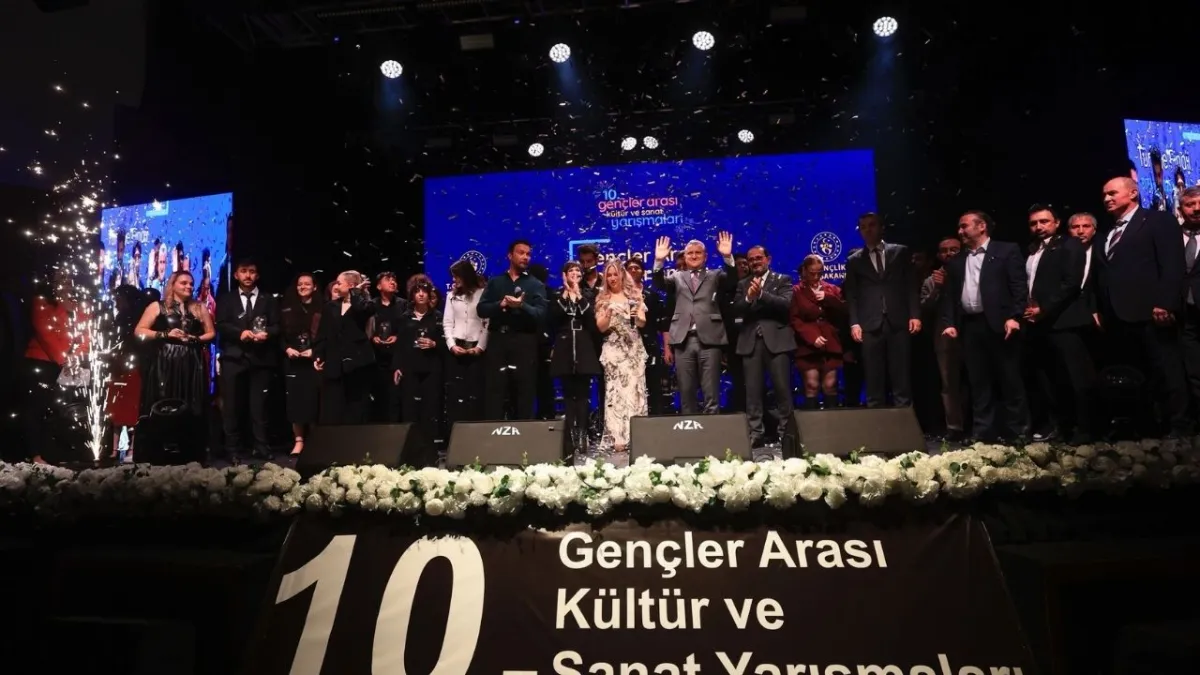 Sürpriz performans! Bakan Bak, gençler arası ses yarışması finalinde sahnede 'Bir Başkadır Benim Memleketim'i söyledi haberinin görseli