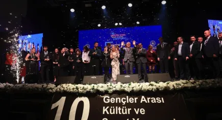 Sürpriz performans! Bakan Bak, gençler arası ses yarışması finalinde sahnede 'Bir Başkadır Benim Memleketim'i söyledi