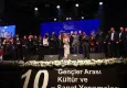 Sürpriz performans! Bakan Bak, gençler arası ses yarışması finalinde sahnede 'Bir Başkadır Benim Memleketim'i söyledi