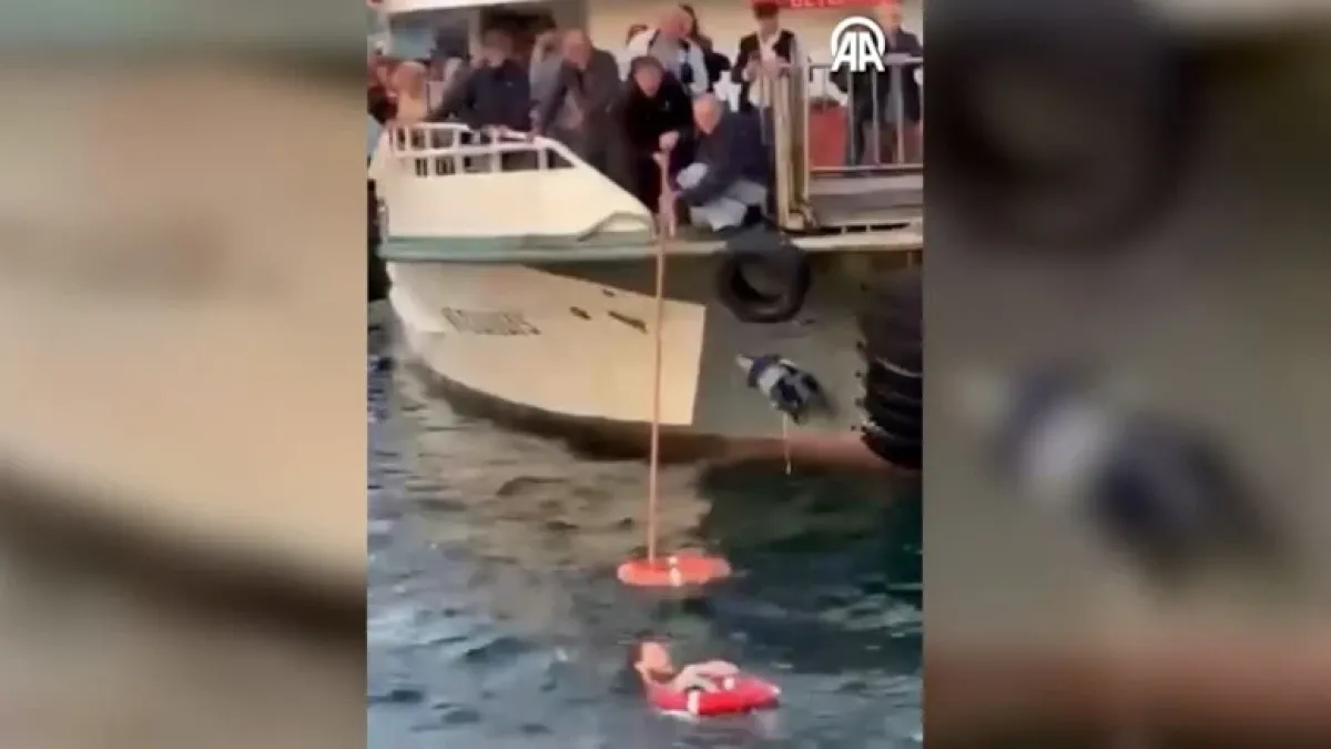 Üsküdar'da denizde korku dolu anlar: Feribottan düşen kadını kahraman yolcu kurtardı! haberinin görseli