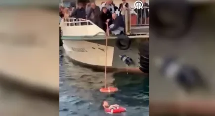 Üsküdar'da denizde korku dolu anlar: Feribottan düşen kadını kahraman yolcu kurtardı!