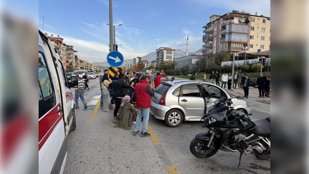 Denizli’de otomobille motosiklet çarpıştı: 4 kişi yaralandı haberinin görseli
