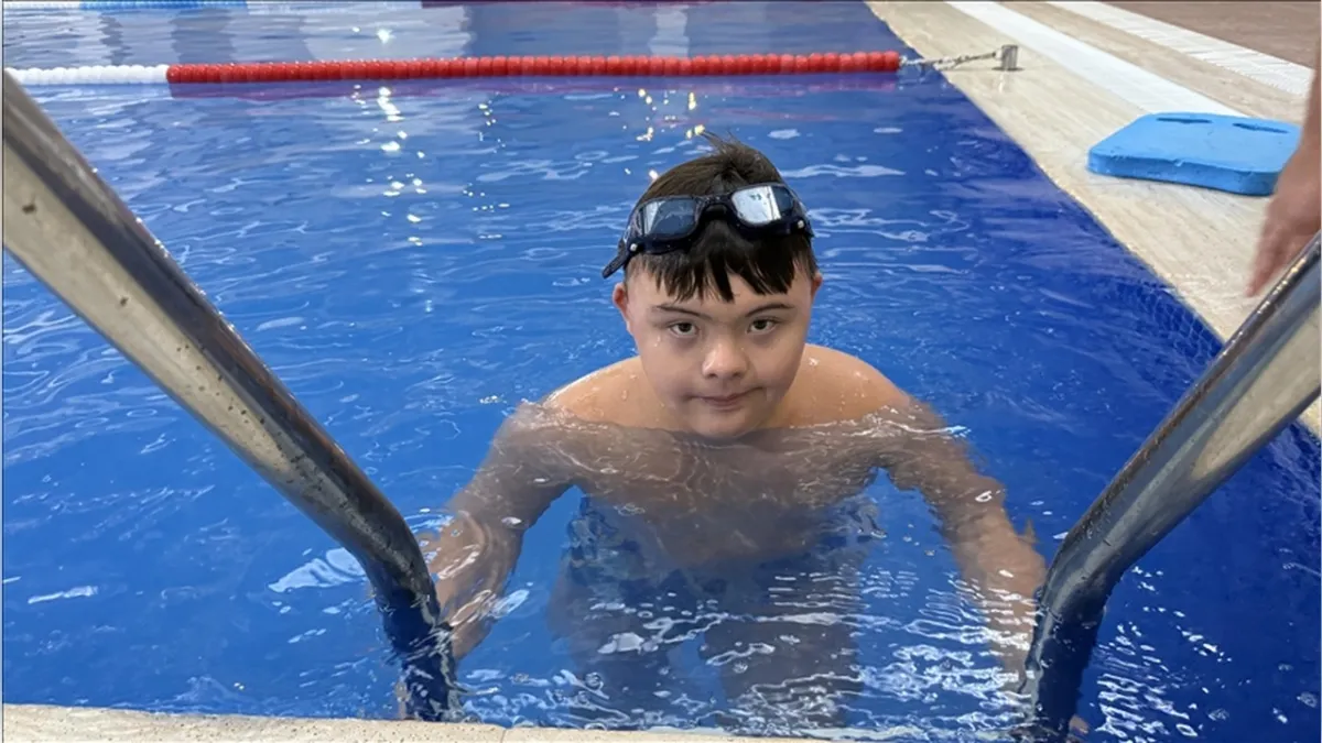 Down sendromlu Kayra, geleceğe kulaç atıyor haberinin görseli