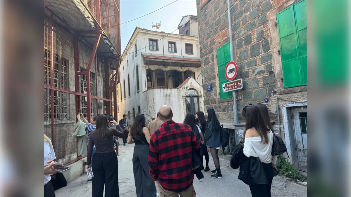 İEÜ öğrencilerin İzmir’in sokaklarını tabloya dönüştürdü haberinin görseli